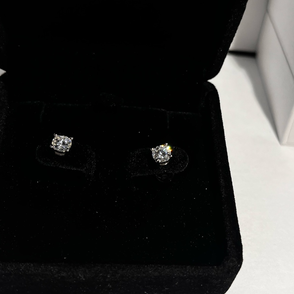 Elegant Silver Stud Earrings 1 ct.